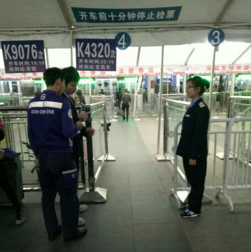 顶岗实习学生刘欣（右）在进行检票工作